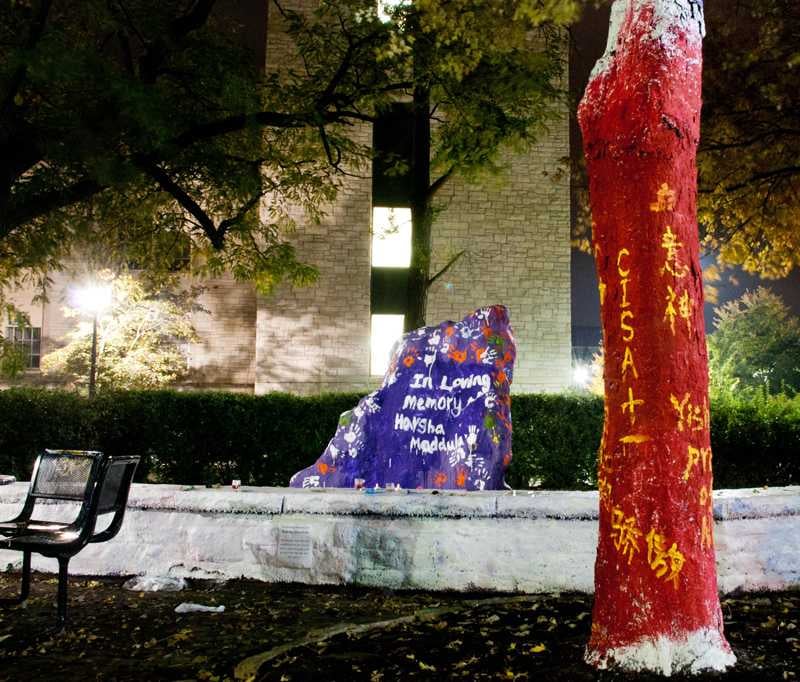 A photo shows the tree painted by the Chinese International Student Association in 2012.