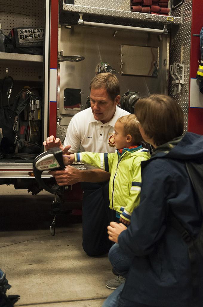 Capt.+Paul+Polep+of+Evanston+Fire+and+Life+Safety+Services+demonstrates+a+thermal+imaging+camera+to+local+residents.+The+presentation+was+part+of+fire+prevention+week.