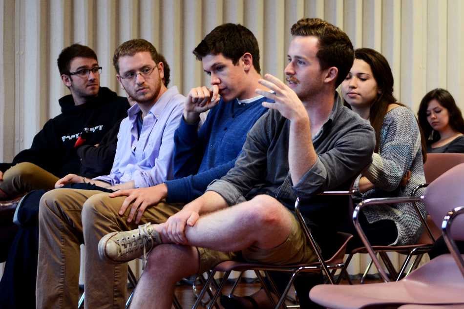 A Northwestern student raises a question during a discussion of underage drinking and Wildcat Welcome. The event, hosted by Students for Sensible Drug Policy, highlighted issues with underage drinking and the legal drinking age