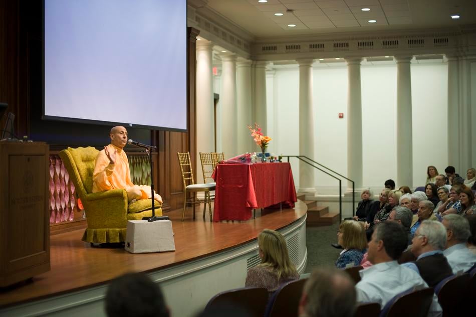 Radhanath+Swami%2C+a+world-renowned+speaker+and+social+activist%2C+discusses+how+his+experiences+affected+his+views+on+the+roles+of+leaders+within+society+Tuesday.+The+event%2C+called+%E2%80%9CThe+Power+to+Lead%2C%E2%80%9D+drew+about+150+individuals+to+Harris+Hall.+