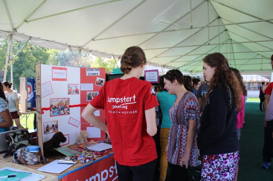 Students browse tables at the activities fair, which was held later this year because of the recruitment freeze. The freeze was intended to reduce the stress freshmen may feel when confronted with hundreds of student groups upon arrival on campus, but reactions have been mixed.