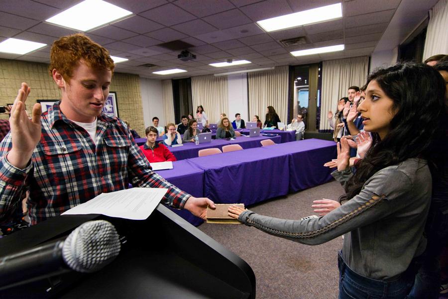 Speaker Noah Star swears in a new senator Wednesday at Associated Student Government’s second meeting of the quarter. Senate passed legislation regarding the Wild Ideas Fund during the meeting.