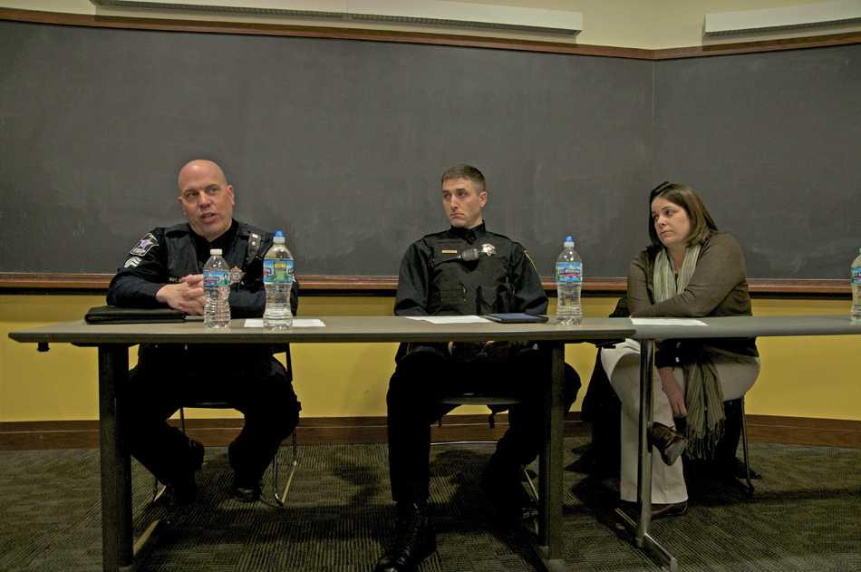 University+Police+sergeant+Steve+Stoeckl%2C+Evanston+police+officer+Scott+Sengenberger+and+student+conduct+and+conflict+resolution+director+Tara+Sullivan+discuss+drug+policy+and+police+jurisdiction.+Students+for+Sensible+Drug+Policy+hosted+the+panel+to+educate+students+on+their+rights+with+law+enforcement+and+to+clarify+misconceptions.