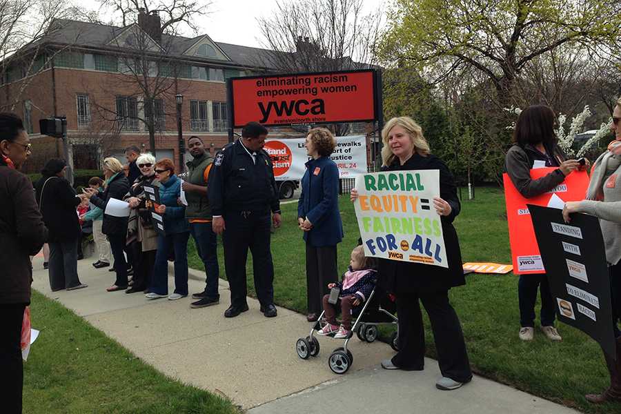 People+line+the+sidewalks+in+front+of+the+YWCA+Evanston%2FNorth+Shore+for+the+annual+Stand+Against+Racism.+Around+3%2C000+people+participated+in+the+Evanston+event+this+year%2C+the+largest+number+of+participants+the+city+has+seen.
