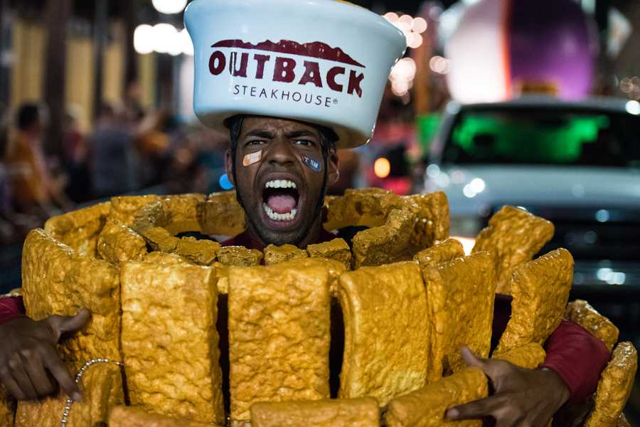 The Daily Northwestern Captured Fans gather for Outback Bowl parade