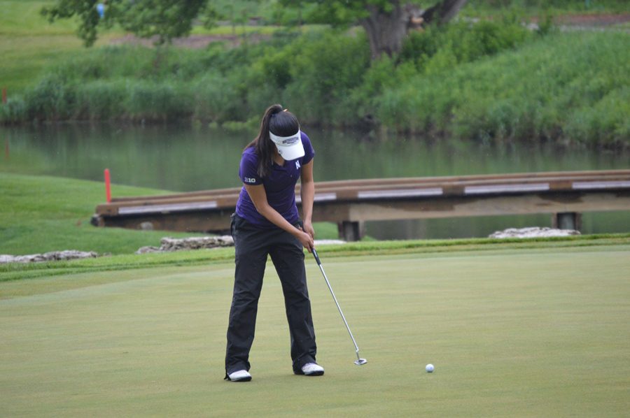 Hannah+Kim+strikes+a+putt.+The+senior+won+both+of+her+match+play+matches+at+the+East+Lake+Cup.