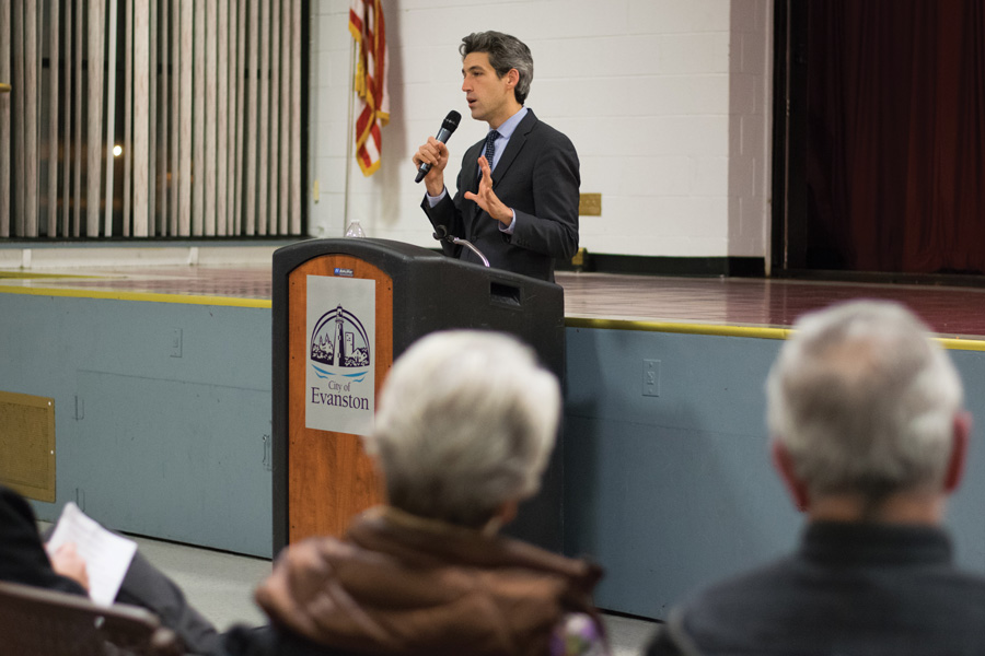 State+Sen.+Daniel+Biss+%28D-Evanston%29+speaks+at+a+town+hall.+The+New+Trier+Democrats+endorsed+Biss+for+governor+on+Sunday.+