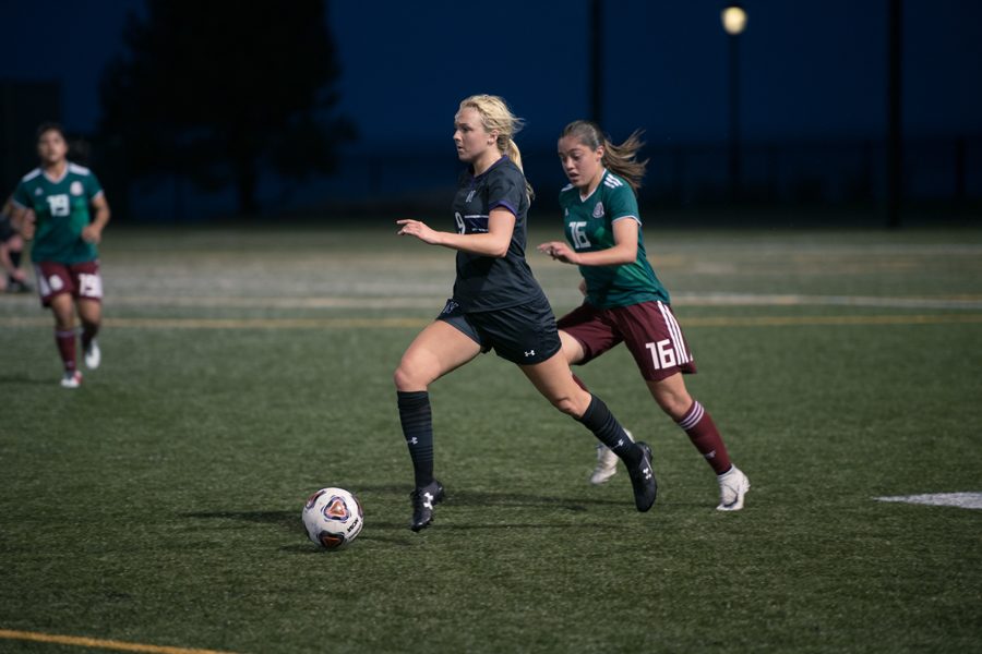 Kayleigh+Stahlschmidt+pushes+the+ball+up+the+field.+Despite+her+effort%2C+the+Wildcats+weren%E2%80%99t+able+to+score+in+Sunday%E2%80%99s+friendly.