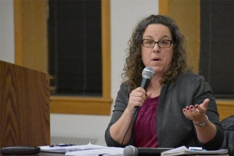 Leslie Combs, district director for Jan Schakowsky (9th) at Tuesday’s meeting. Combs relayed Schakowsky’s support for the Medicare for All Act introduced in February.