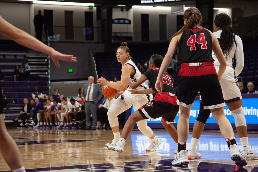Lindsey+Pulliam+looks+to+make+a+move.+The+junior+guard+hit+a+buzzer-beater+layup+to+lead+her+team+over+Minnesota.