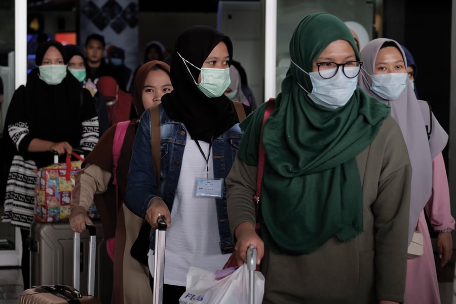 Airline+passengers+wearing+face+masks+as+a+precaution+to+the+outbreak+of+the+coronavirus+at+the+airport+in+Cengkareng%2C+Indonesia%2C+on+Saturday%2C+Feb.+1%2C+2020.+Here+in+Chicago%2C+though%2C+experts+generally+agree+that+residents+should+be+more+concerned+about+catching+the+flu.