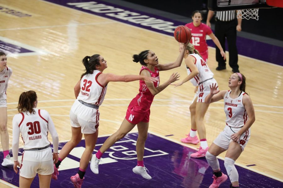 Sydney+Wood+lays+up+a+shot.+The+junior+guard+scores+14+points+in+No.+24+Northwestern%E2%80%99s+67-54+win+over+Wisconsin.