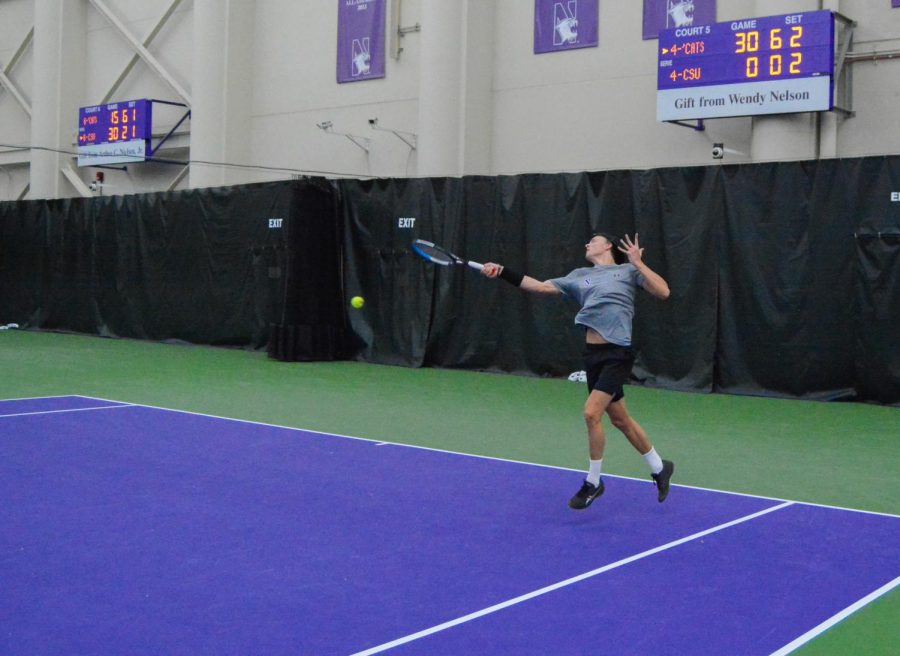 Tennis+player+in+gray+shirt+and+black+shorts+slices+a+forehand+return.