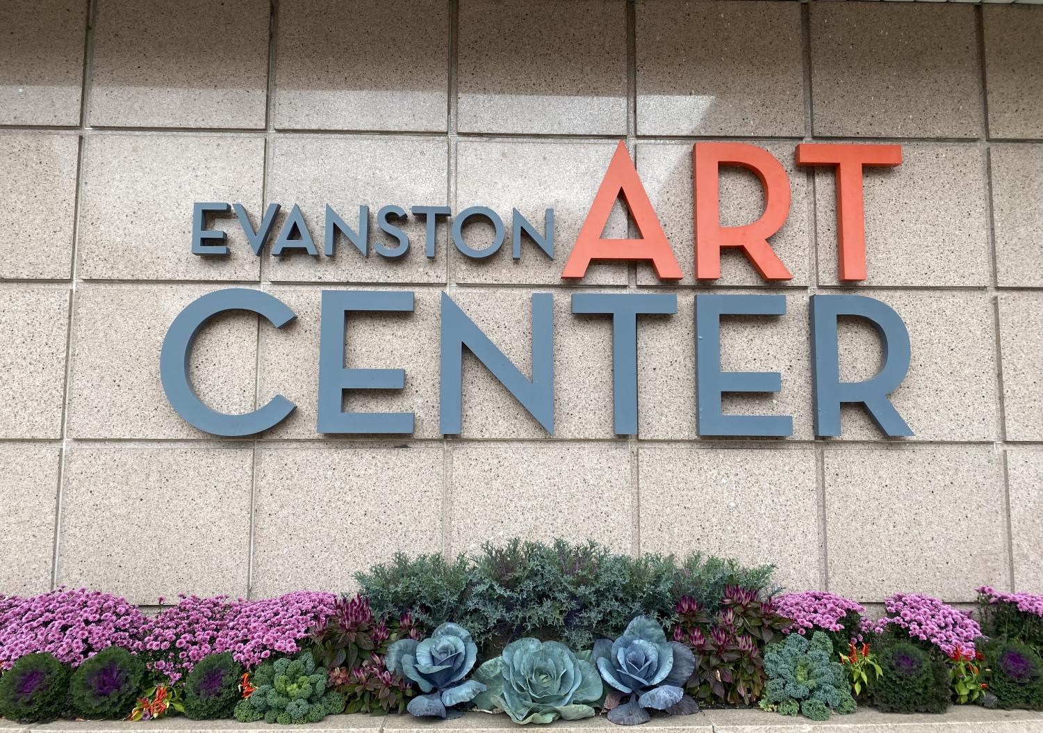 The+outside+of+the+Evanston+Art+Center%2C+with+a+sign+reading+%E2%80%9CEvanston+Art+Center%E2%80%9D+above+plants.