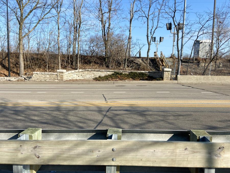 Metra tracks rise up next to Green Bay Road. The embankment — which reduces movement between the 5th and 7th wards — helped solidify Evanston’s racist housing development during the 20th century.