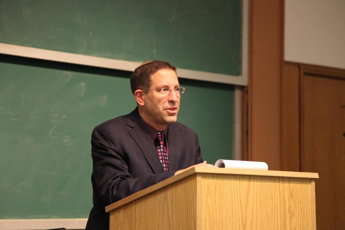 Gil Hoffman (Medill ’99), the founder and executive director of Israeli media advocacy group HonestReporting, held a dialogue on Thursday to kick off Israel Peace and Reflection Week.