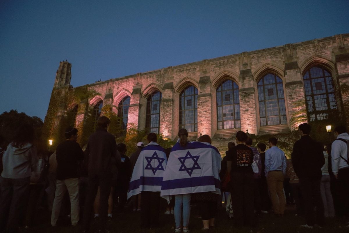 The vigil began with the singing of “Oseh Shalom,” a Hebrew prayer for peace. 