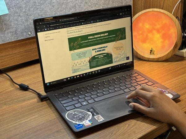 A student scrolls through the finals week events offered by Norris University Center on their laptop.