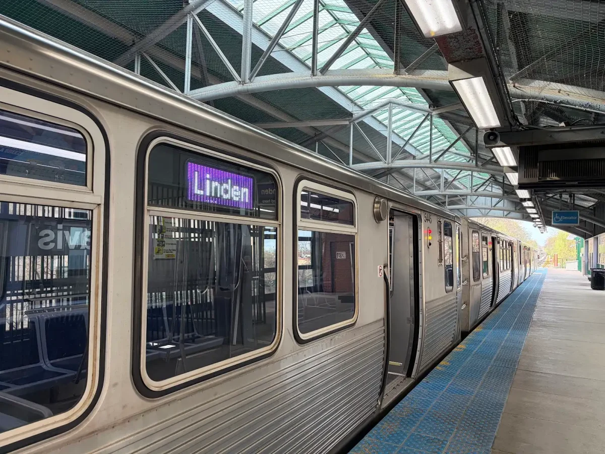 Un tren de la Línea Púrpura parado en una estación.