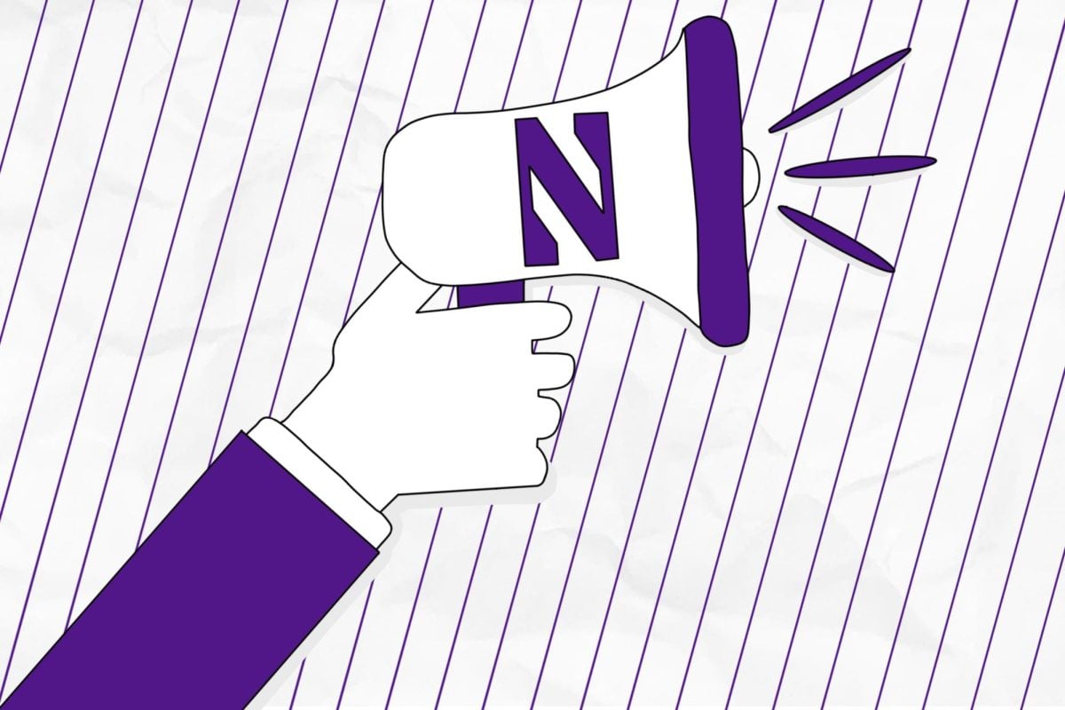 Una mano sostiene un altavoz, que está decorada con la "N" de Northwestern.