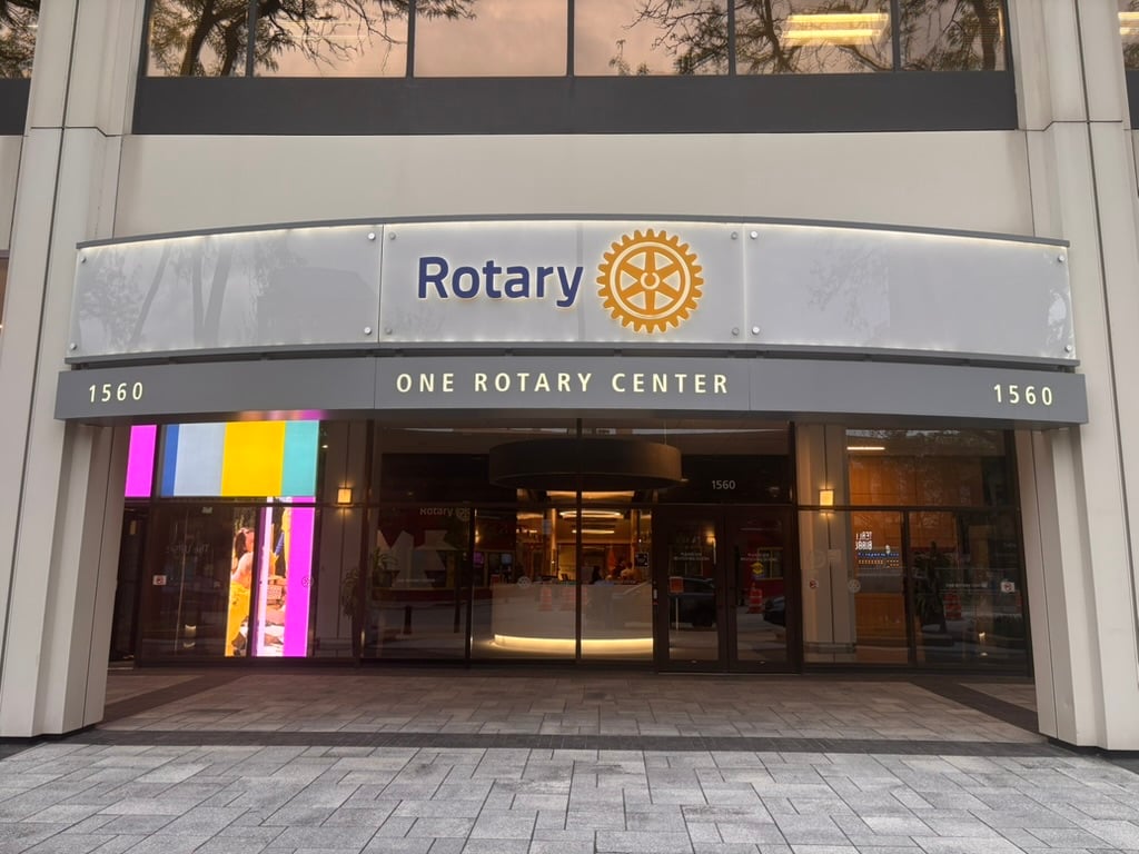 Un letrero de Rotary Center con puertas abajo.