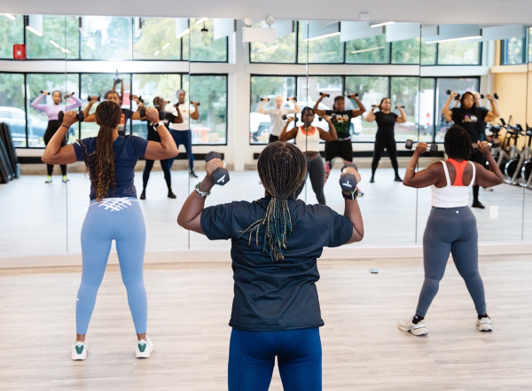 Group of people lifting weights in fitness class